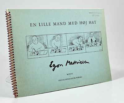 En lille mand med høj hat.
