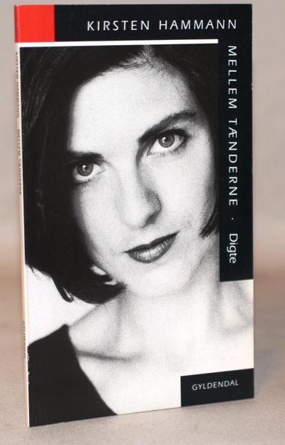 Mellem tænderne.