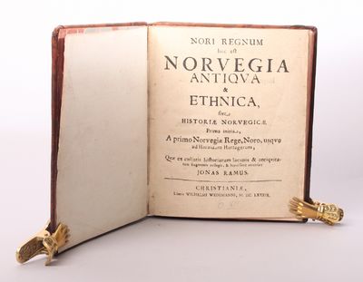 Nori Regnum hoc est Norvegia Antiqva & Ethnica, sive Historiæ Norvegicæ Prima initia, A primo Norvegiæ Rege, Noro, usqve ad Haraldum Harfagerum, Qvæ ex collatis historiarim lacunis & antiqvitatum fragentis collegit & brevissimé recensuit. (photo 2)