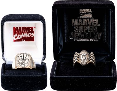 Marvel, 1996. Fine. Marvel, 1993-1996. High quality rings of Spidey's face. One is marked 