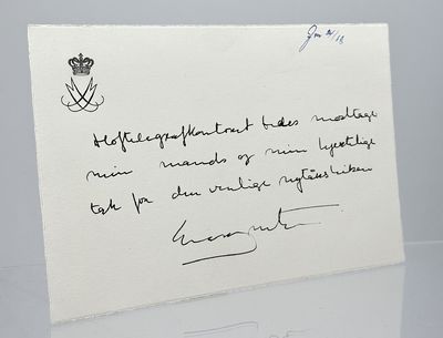 Håndskrevet kort med navnetræk.