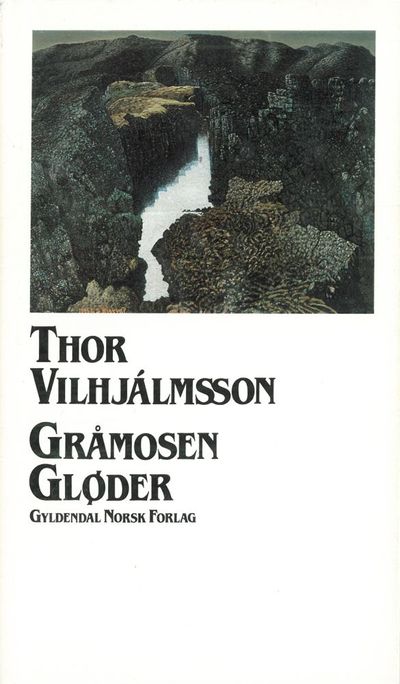 Gråmosen gløder. Oversatt av Ivar Eskeland.