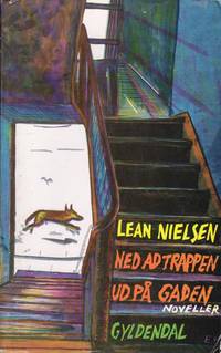 Ned ad trappen ud på gaden.