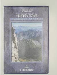 Walks and Climbs in the Pyrenees (Cicerone Guide) Kev Reynolds