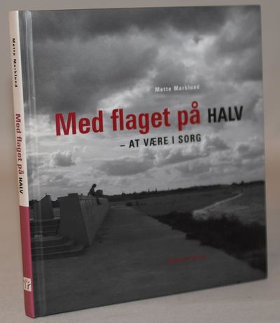 Med flaget på halv.