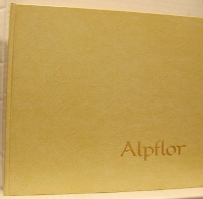Alpflor och hedväxter i trädgården.