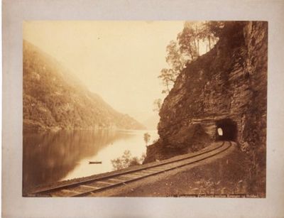 Foto. Vossebanen. Fjordparti mellem Evanger og…