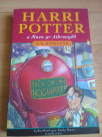 cover of Harry Potter and the Philosopher's Stone (Harri Potter a Maen Yr Athronydd)