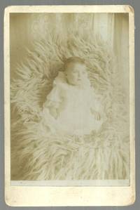 CABINET CARD OF BABY ON LARGE FUR RUG, LOUI GHUEY PHOTOGRAPH GALLERY de Photograph - N.D.