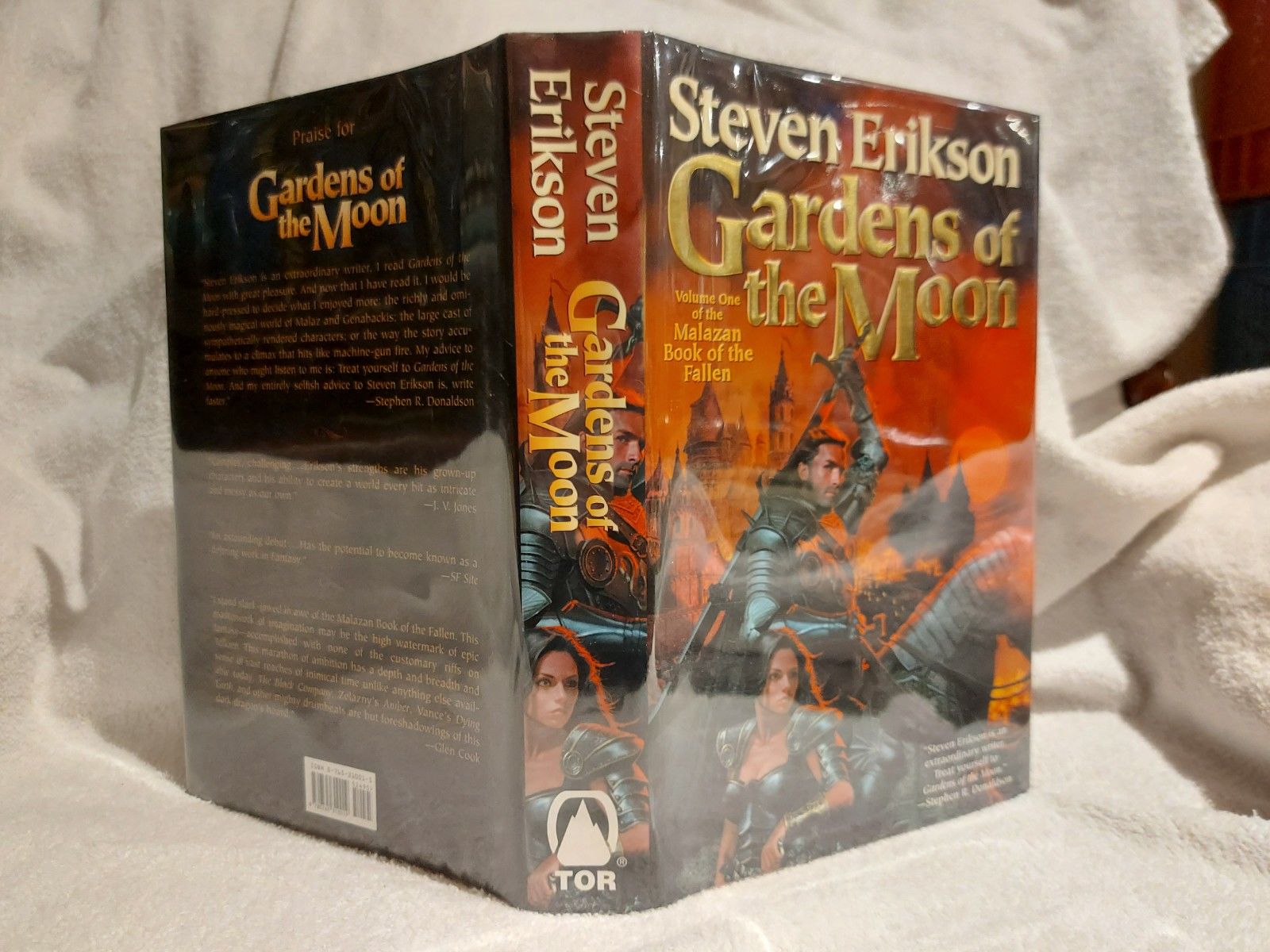 Gardens of the Moon (The Malazan Book of the Fallen, Book 1) by Steven