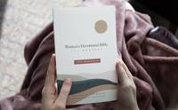 The Message Women&acirc;s Devotional Bible: The Gospels (Softcover)