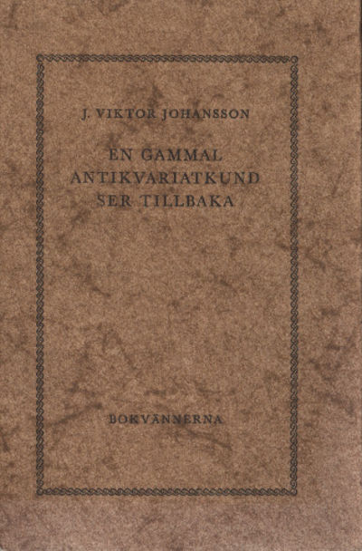 EN GAMMAL ANTIKVARIATKUND SER TILLBAKA.