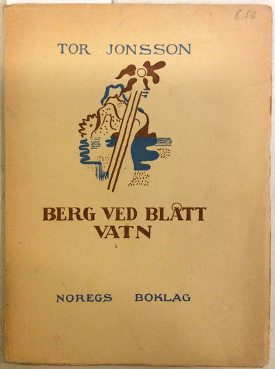 Berg ved blått vatn