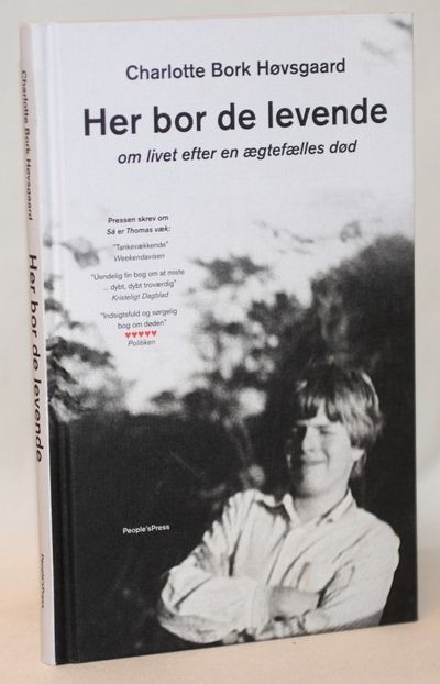 Her bor de levende - om livet efter en ægtefælles…
