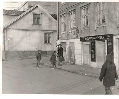 Sjelden serie med fotografier av gateliv på Rodeløkka i Oslo på 1960-tall. Ukjent fotograf. 85 fotografier til sammen. (photo 4)