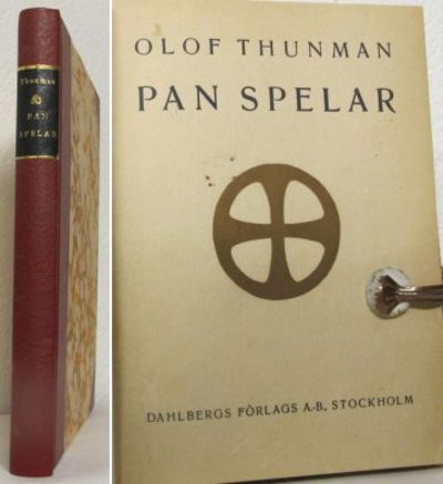 Pan spelar.