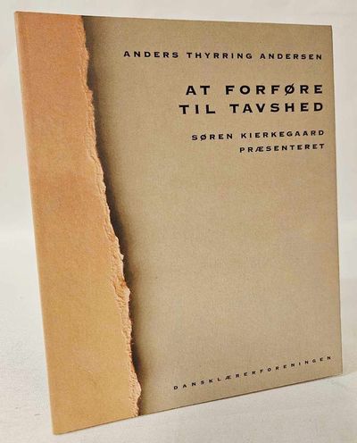 At forføre til tavshed.