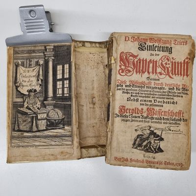Einleitung zu der Wapen-Kunst. Darinnen diese Wissenschafft durch deutliche Regeln und Exempel vorgetragen, und die Wapen der gecrönten Häupter in Europa, der Stände des Röm. Reichs, wie auch der vornehmsten ausländischen Fürsten in Kupffer vorgestellet und erläutert werden, Nebst einem Vorbericht von der gesammten Herolds-Wissenschafft. (photo 2)