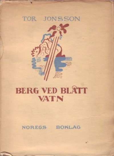 Berg ved blått vatn