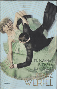 EN KVINNAS BLEKBLÅ HANDSKRIFT.