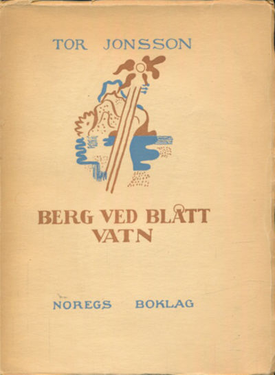 Berg ved blått vatn.