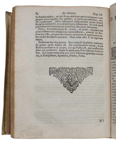 Opera Philosophica, Quae Latinè scripsit, Omnia. Antè quidem per partes, nunc autem, post cognitas omnium Objectiones, conjunctim & accuratiùs Edita. [8 parts]. [Including "leviathan" for the first time in Latin]. - [CONTAINING THE EDITIO PRINCEPS OF THE LATIN TRANSLATION OF "LEVIATHAN"] (photo 9)