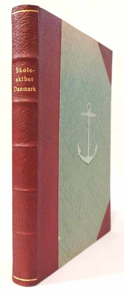 Skoleskibet Danmark under Dannebrog og Stars and…