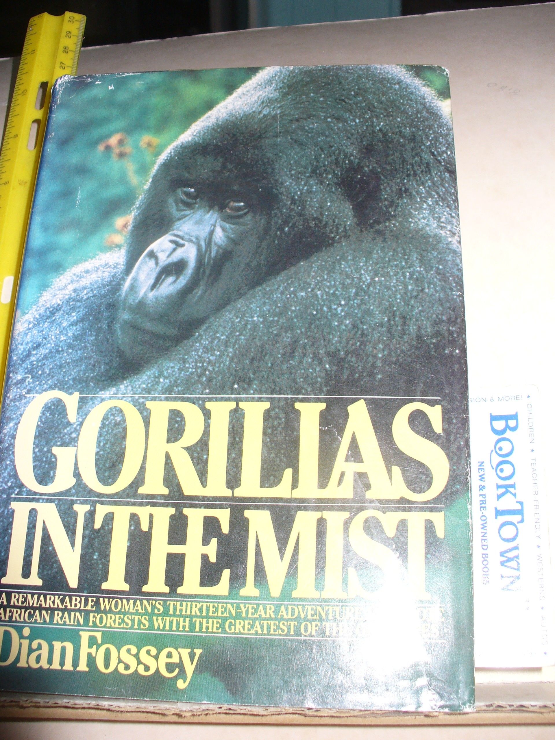 Gorillas in the Mist by Dian Fossey 1st Edition 1983 from BookTown USA (SKU 8007525)