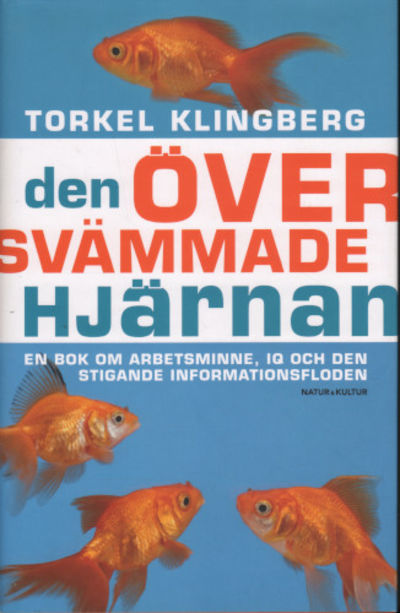 DEN ÖVERSVÄMMADE HJÄRNAN. En bok om arbetsminne,…