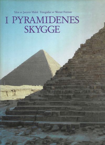 I pyramidenes skygge. Tekst av (...). Fotografier…