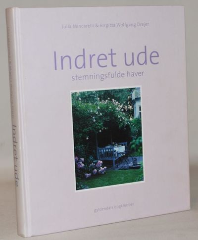 Indret ude. Stemningsfulde haver.