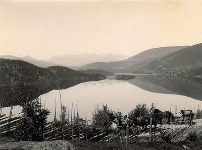 På baksiden : “Öfver Slidrefjorden (nära Løken)”.