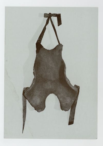 Announcement card: “Rückenstütze eines feingliederigen menschen (Hasentypus) aus dem 20. Jahrhundert p. Chr.”