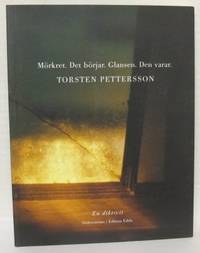 Mörkret. Det börjar. Glansen. Den varar. En…