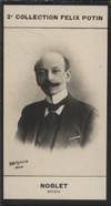 Photographie de la collection Félix Potin (4 x 7,5 cm) représentant : Georges Noblet, comédien. Début XXe. Vers 1900.