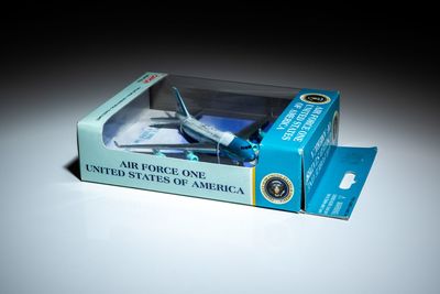 Fairfield, NJ: Daron Worldwide Trading, Inc, 1978. White House Collectible. Cardboard Covers. Fine. ...