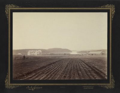 Originalt fotografi klebet opp på kartong.…