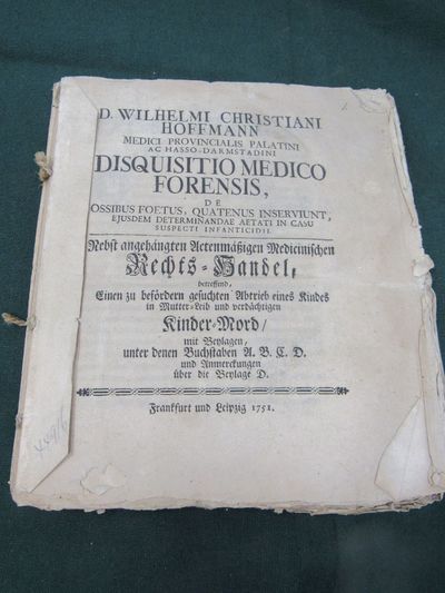 D. Wilhelmi Christiani Hoffmann ... Disquisitio Medico Forensis, De Ossibus Foetus, Quatenus Inserviunt, Ejusdem Determinandae Aetati In Casu Suspecti Infanticidii Nebst angehängten Actenmäßigen Medicinischen Rechts-Handel, betreffend, Einen zu befördern gesuchten Abtrieb eines Kindes in Mutter-Leib und verdächtigen Kinder-Mord, mit Beylagen, unter denen Buchstaben A.B.C.D. und Anmerckungen über die Beylage D.