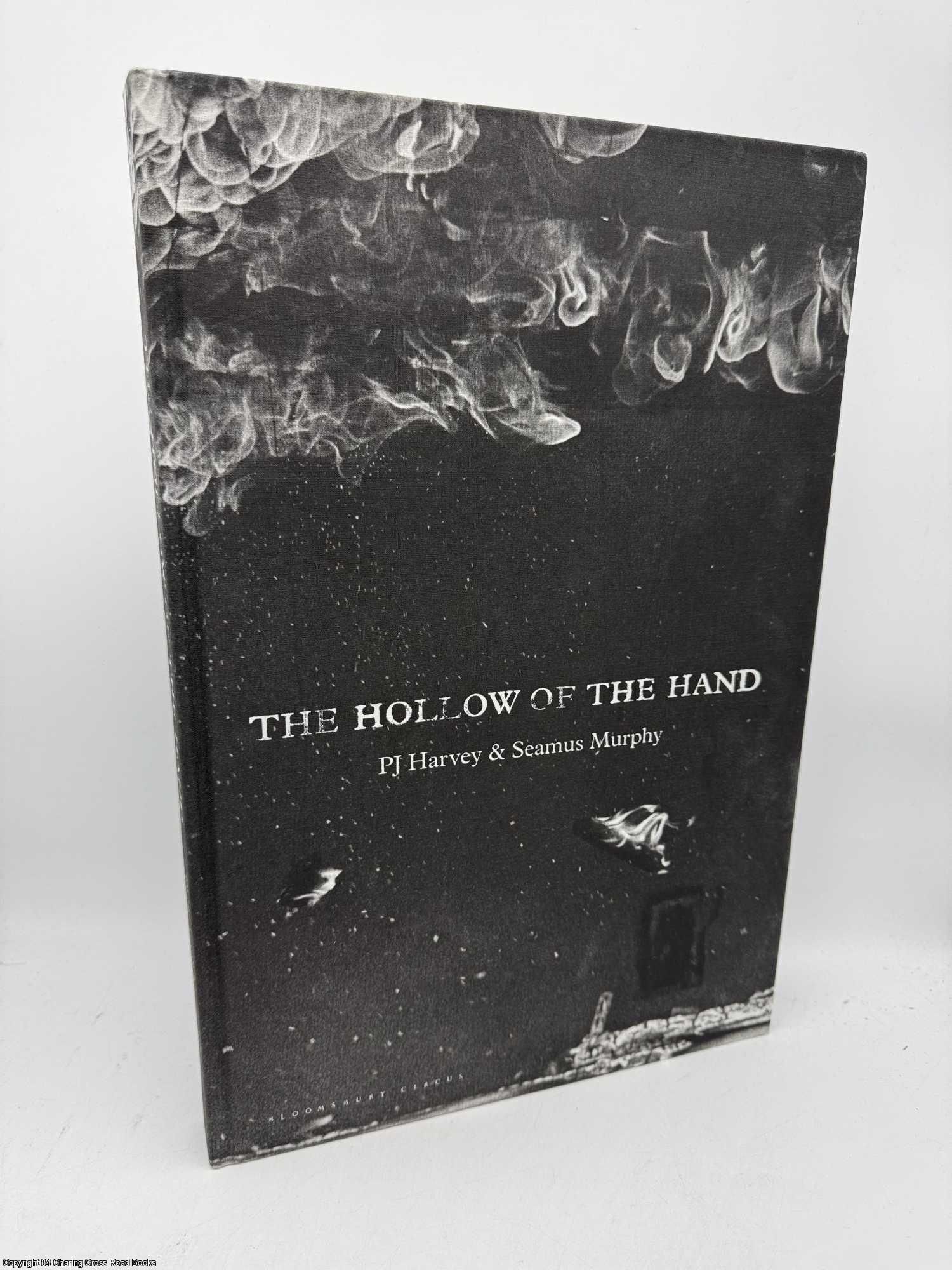 絶版 PJ Harvey 「The Hollow of the Hand」大型本 The Hollow of the Hand (Signed) de Harvey, Polly Jean; Murphy