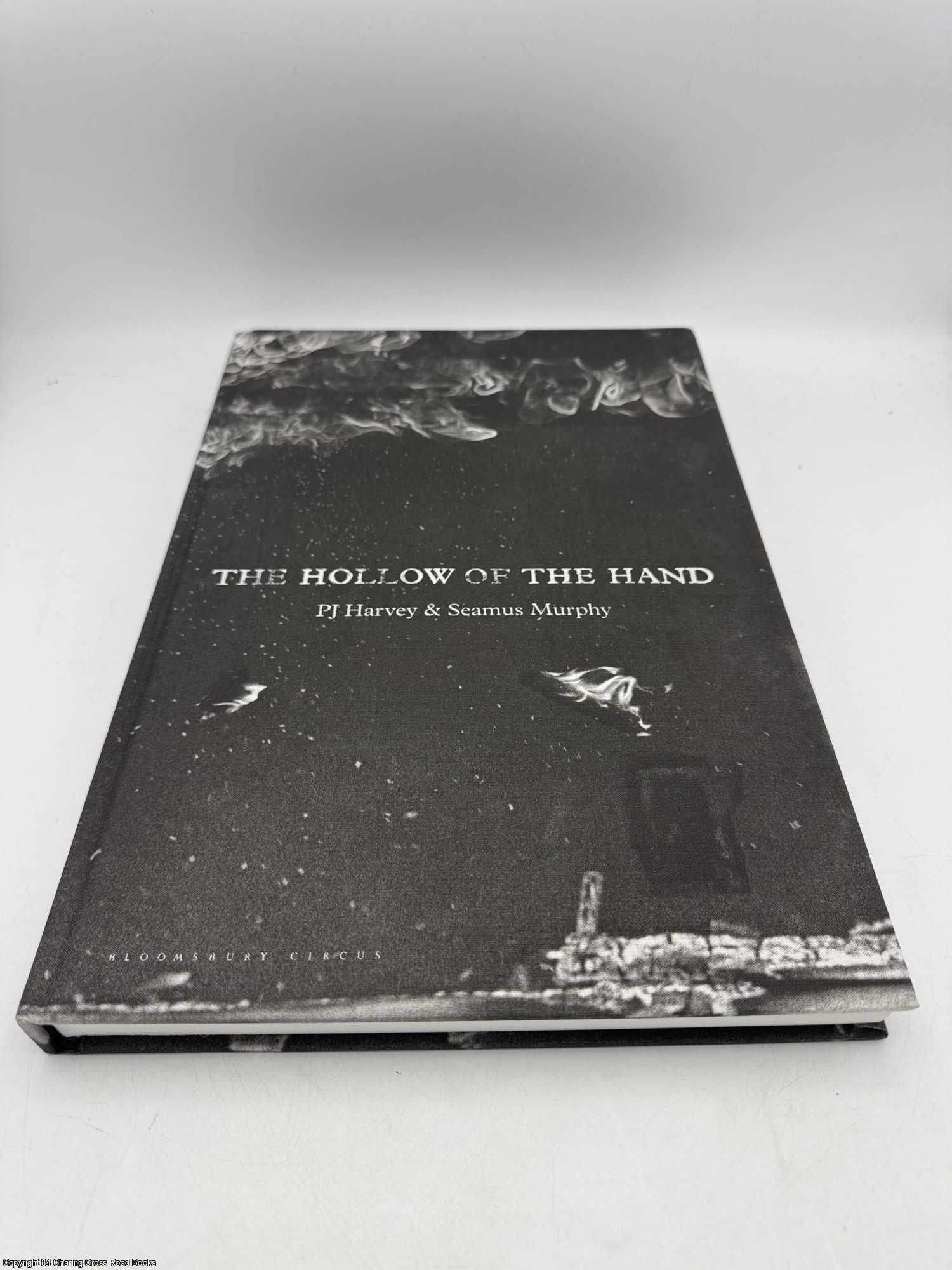 The Hollow of the Hand (Signed) de Harvey, Polly Jean; Murphy