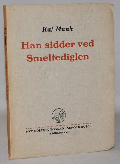 Han sidder ved Smeltediglen.