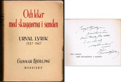 Och leker med skuggorna i sanden.