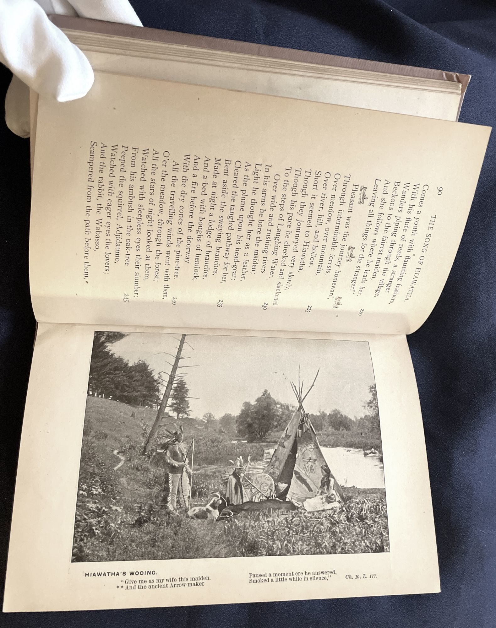 THE SONG OF HIAWATHA; By Henry Wadsworth Longfellow / Minnehaha Edition