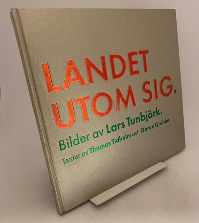 Landet utom sig. Bilder från Sverige. / Country…