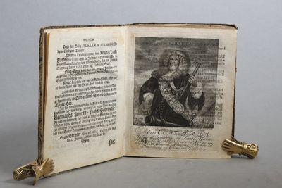 Den vidt-berømmte Søe-Heltes, herr Cort Sivertsøn Adelers, Ridder af Dannebrog og St: Marco, Kongel. Mayests: til Dannemark og Norge, ec. ec. ec. Fordum Høy-betroede General-Admiral, Vice-Præsident i admiralitæts-collegio, og Admiralitæts-Raad, herre til Bradsbierg og Gjemsøe-kloster, hans mærkværdige Liv og Levnets Beskrivelse. (photo 2)