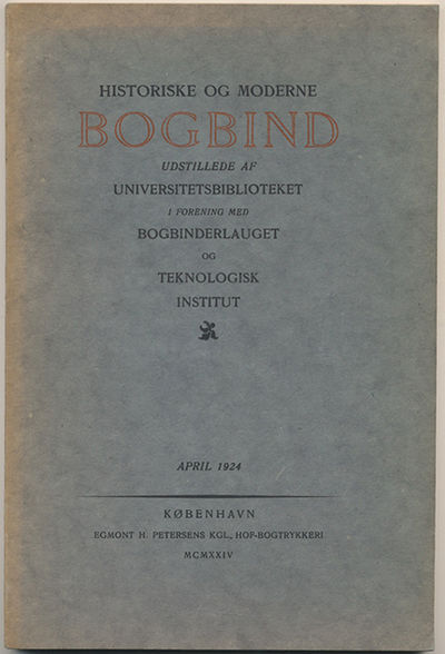 Historiske og moderne bogbind udstillede af…