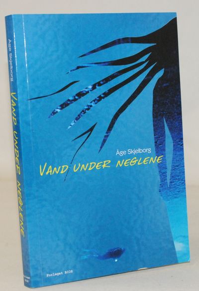 Vand under neglene.