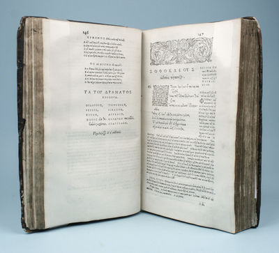 ΣΟΦΟΚΛΕΟΥΣ ΑΙ ΕΠΤΑ ΤΡΑΓΟΙΔΙΑΙ. [Works in Greek] Tragoediae Septem. Una cum omnibus Graecis scholiis, & cum Latinis Ioach. Camerarij. Annotationes Henrici Stephani in Sophoclem & Euripidem, seorsum excusae, simul prodeunt