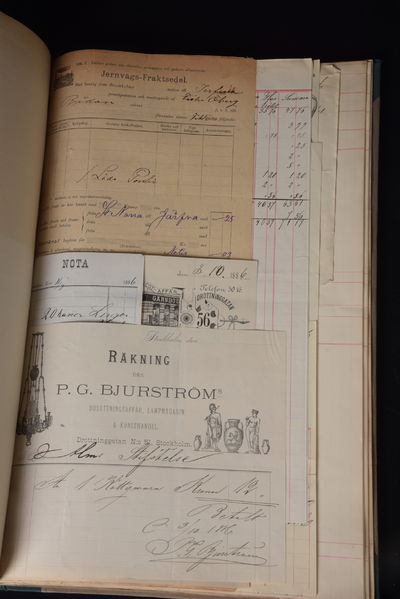 [Stor samling kvittenser från företagare…