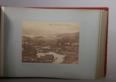 Motiv från Lappland. Fotoalbum fra en reise i Nord-Norge og Nord-Sverige 1887-90. 125 delvis private fotografier i ulik størrelse oppklebet på kartong. Flere panoramaer. Motiver fra Hammerfest, Tromsø, Lyngen, Bjørns Markedsplads (med de syv søstre i bakgrunnen), Gällivare m.fl. (photo 3)